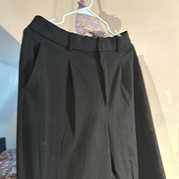 UNIQLO straight leg pleated black pants - Picture 2 of 3